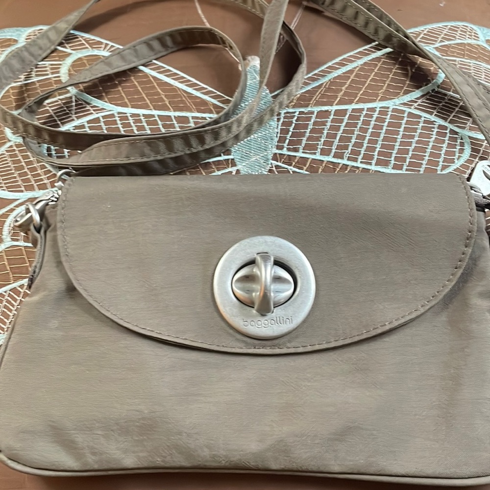 Vintage Baggallini Multi pocket Crossbody pack.